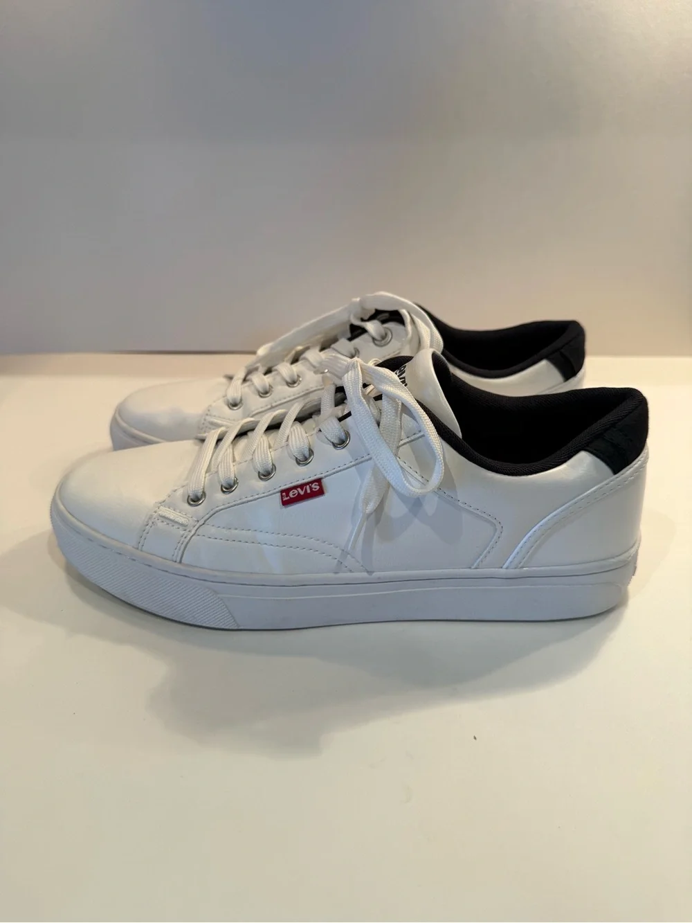 Levi's Men's White Courtright Low-Top Sneakers with Navy Trim